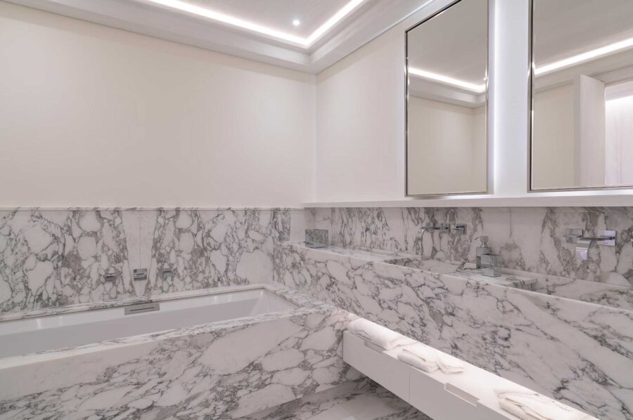 Villa-Ivy-bathroom-doublesink-bath-marble-luxury-Sttropez