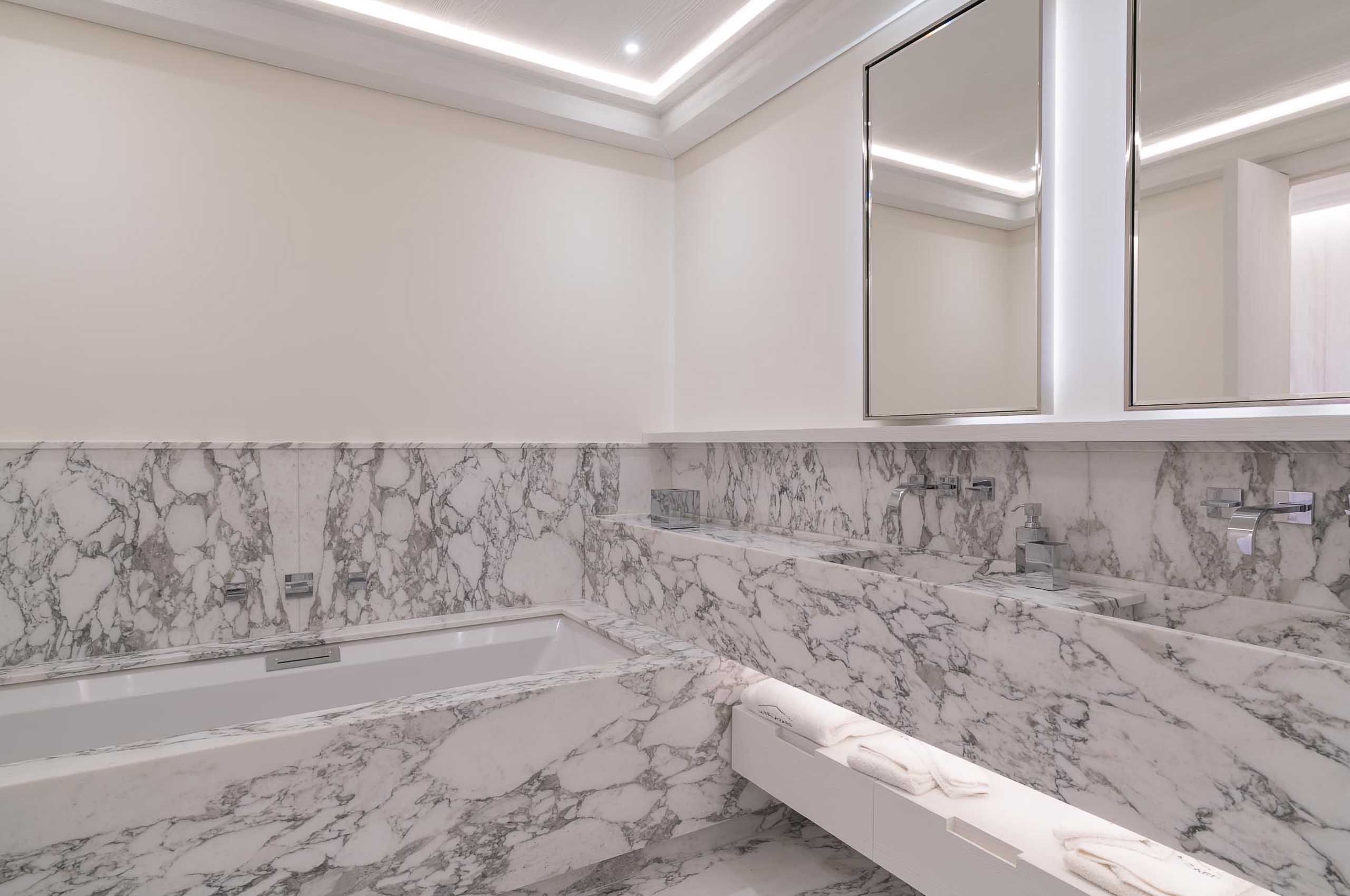 Villa-Ivy-bathroom-doublesink-bath-marble-luxury-Sttropez