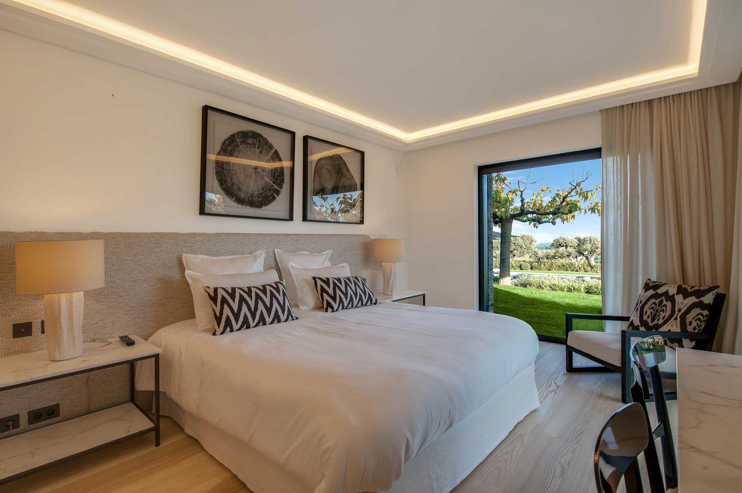 Villa-Ivy-bedroom-gardenview-modern-luxury-interior-Sttropez