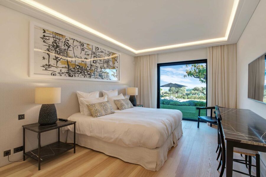 Villa-Ivy-bedroom-gardenview-stylish-luxury-interior-StTropez