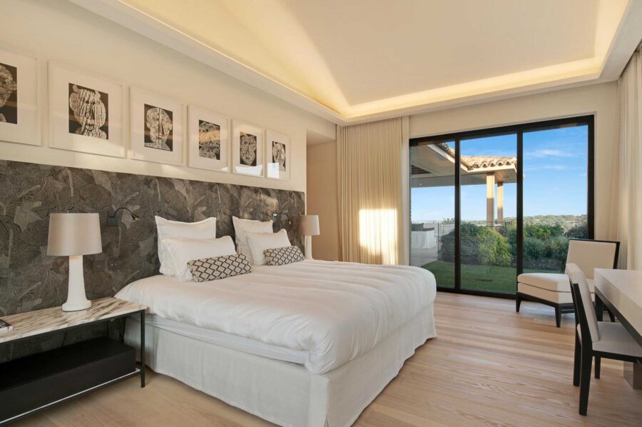 Villa-Ivy-bedroom-modern-luxury-design-gardenview-sttropez