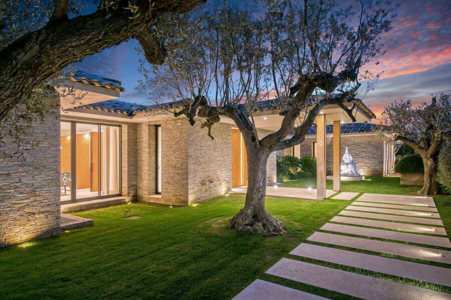 Villa-Ivy-entrance-night-exterior-luxury-rental-Sttropez