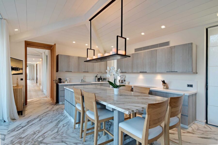 Villa-Ivy-kitchen-diningtable-modern-spacious-luxury-design-sttropez