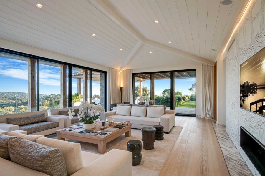Villa-Ivy-livingroom-elegant-modern-luxury-interior-Sttropez
