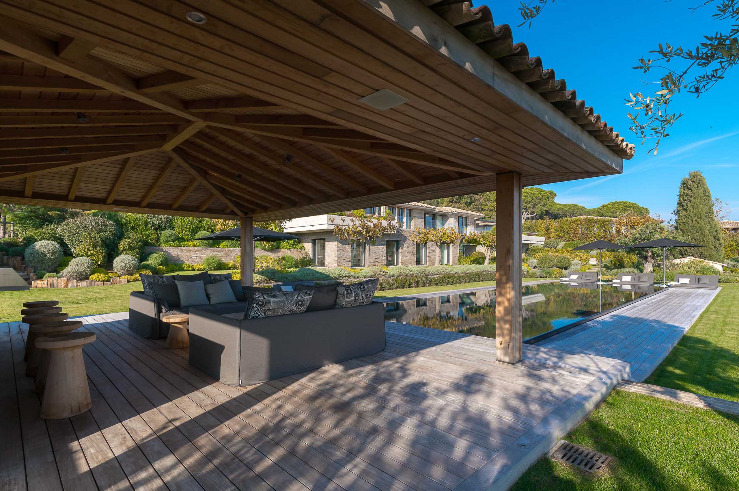 Villa-Ivy-outdoor-lounge-poolside-luxury-Sttropez