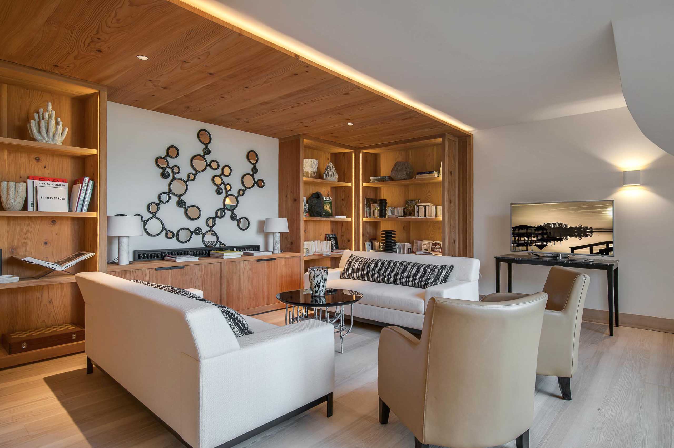 Villa-Ivy-readingroom-library-stylish-modern-luxury-Sttropez