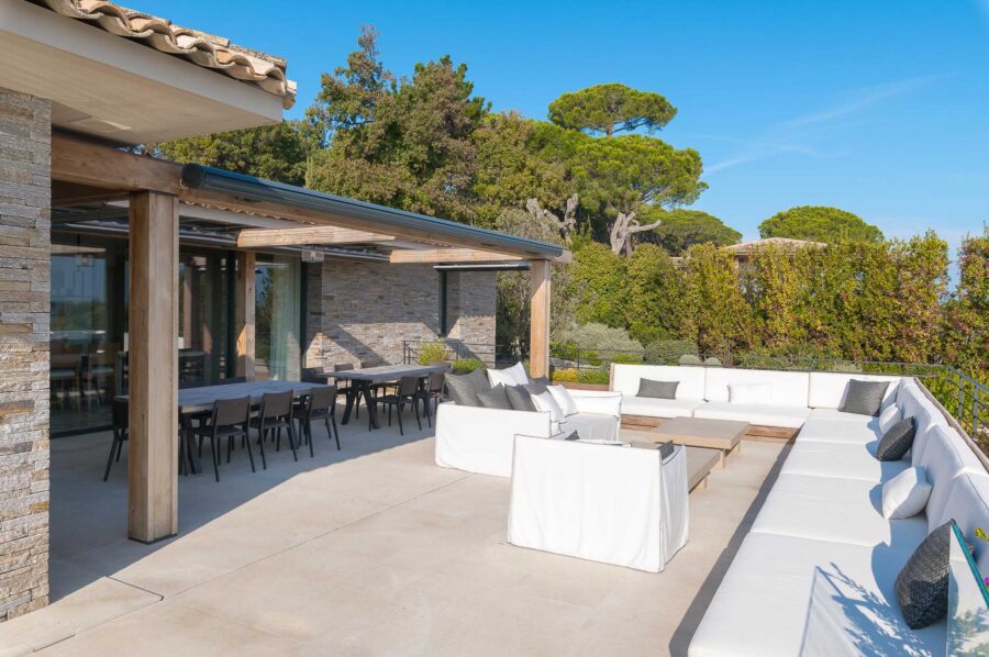 Villa-Ivy-terrace-outdoordining-outdoorlounge-luxury-Sttropez