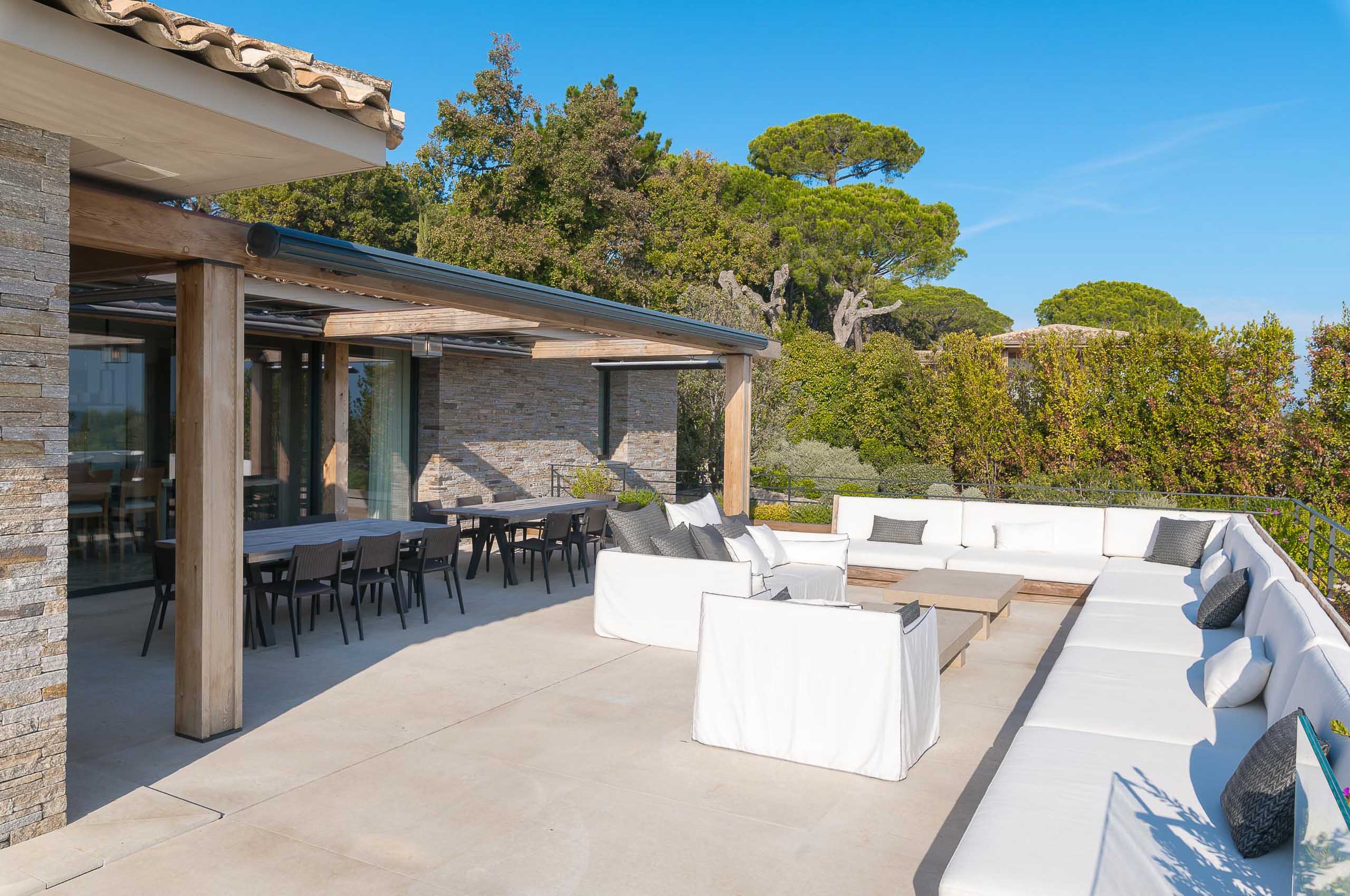 Villa-Ivy-terrace-outdoordining-outdoorlounge-luxury-Sttropez