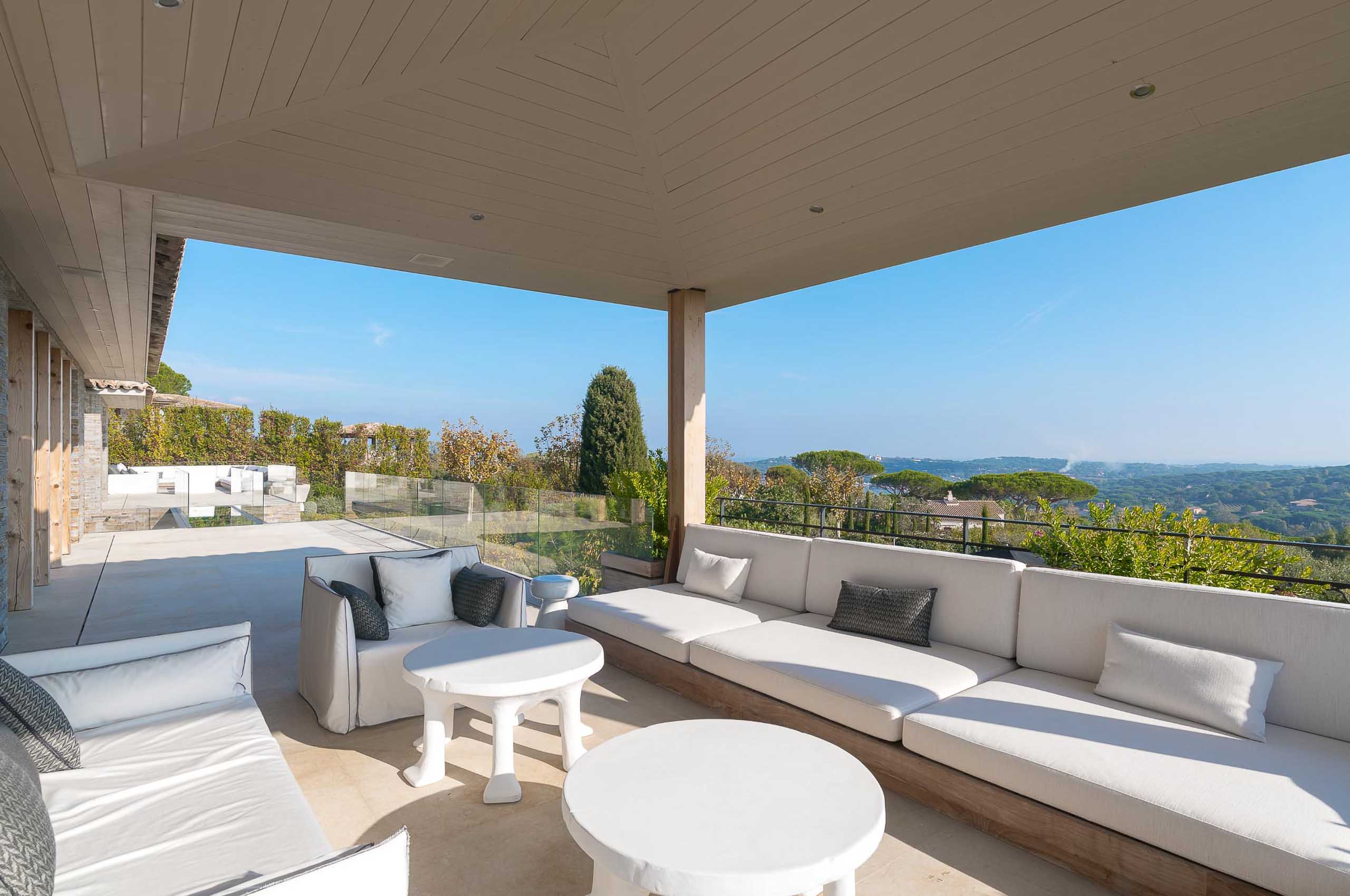 Villa-Ivy-terrace-outdoorlounge-modern-luxury-seaview-Sttropez