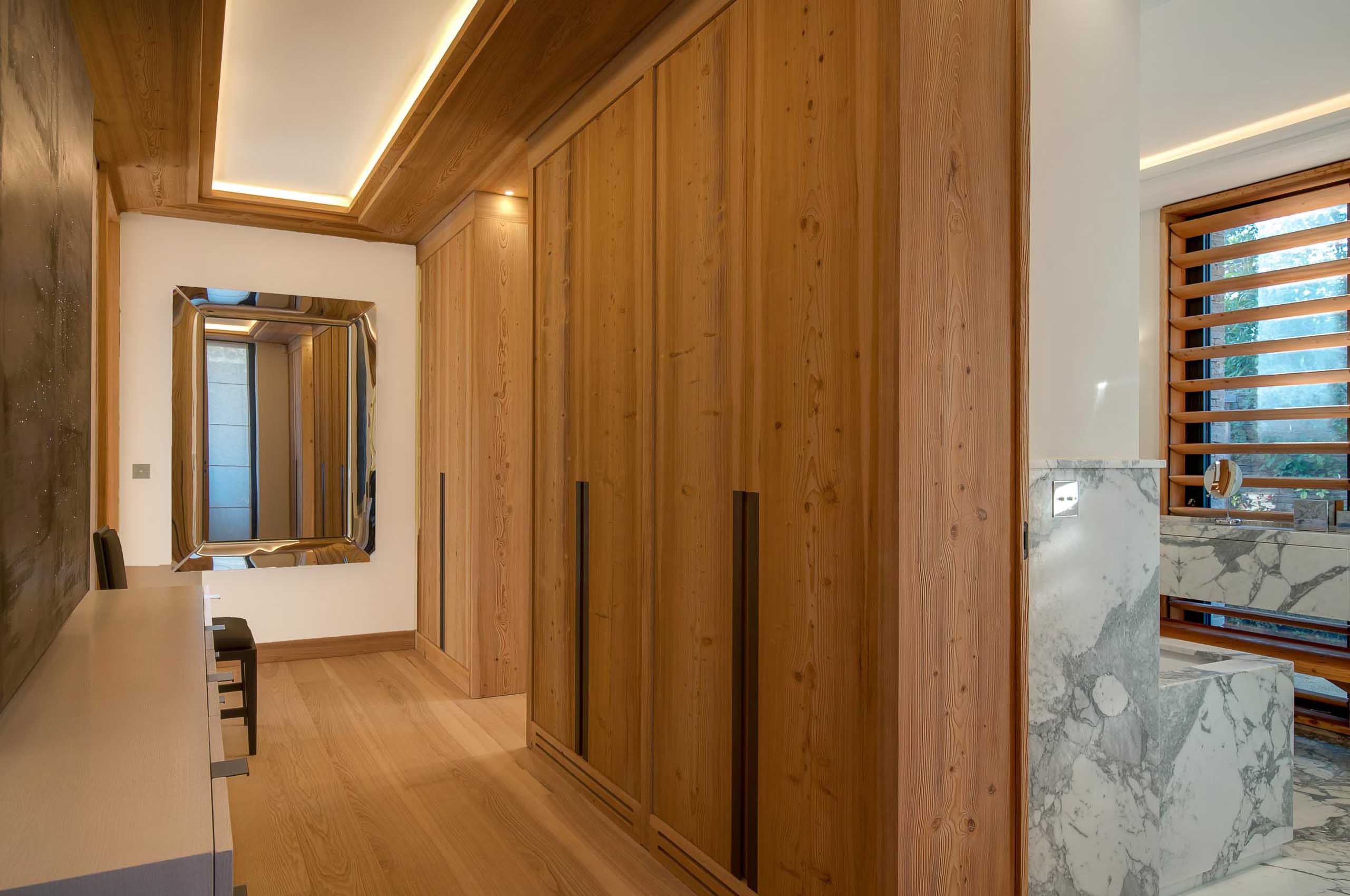 Villa-Ivy-wardrobe-dressingroom-modern-luxury-Sttropez