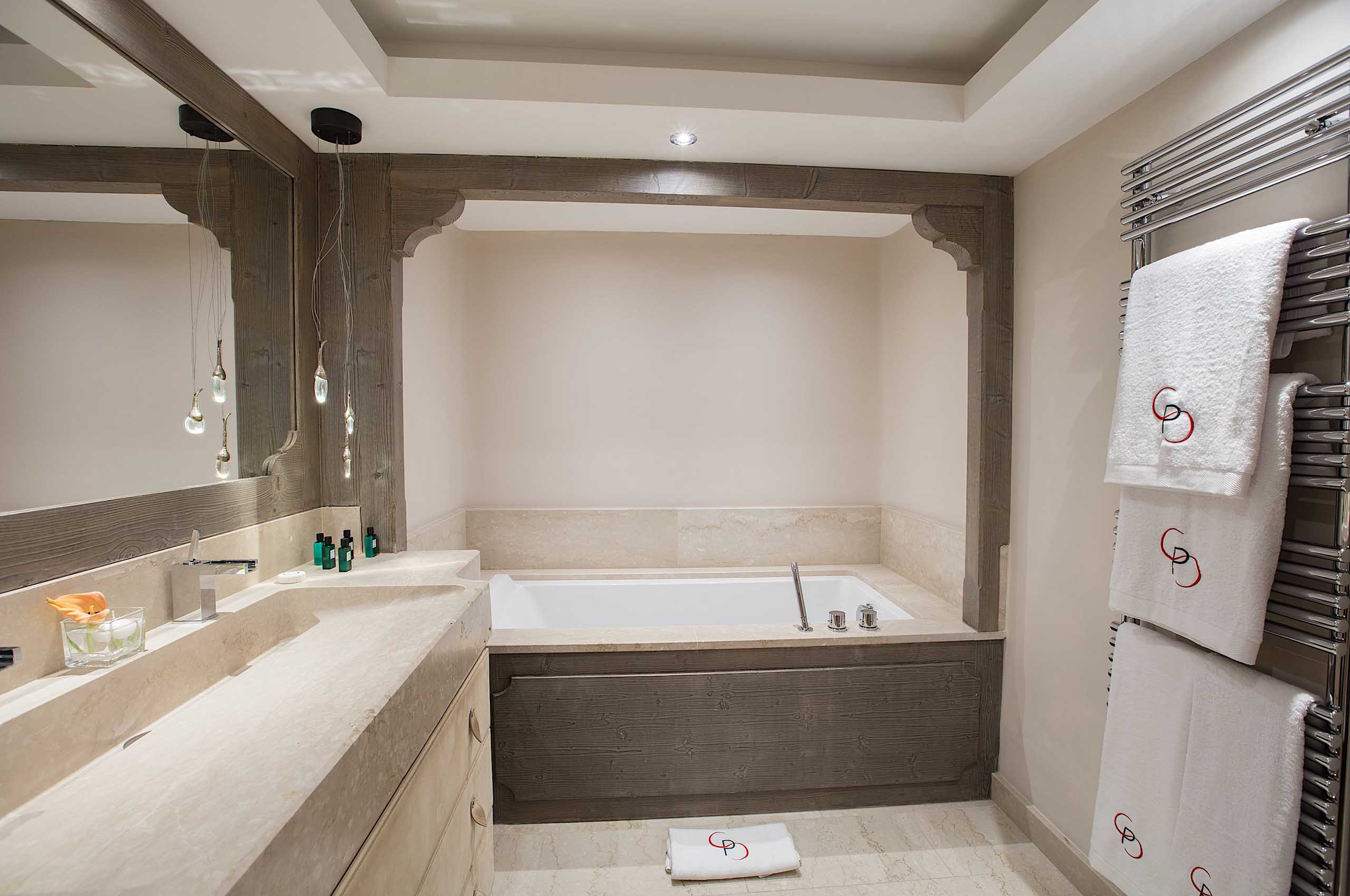 bathroom-bathtub-doublesink-courchevel1850-luxury-chalet-rosalie-26