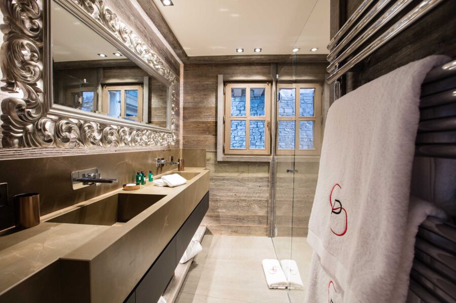 bathroom-doublesink-elegant-design-courchevel1850-luxury-chalet-rosalie