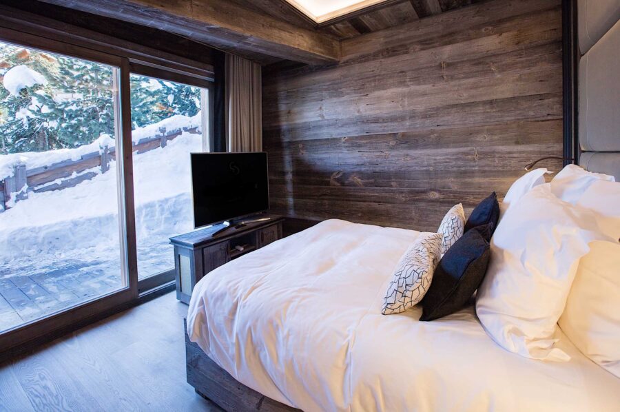 bedroom-mountainview-charming-interior-courchevel1850-luxury-chalet-rosalie-24
