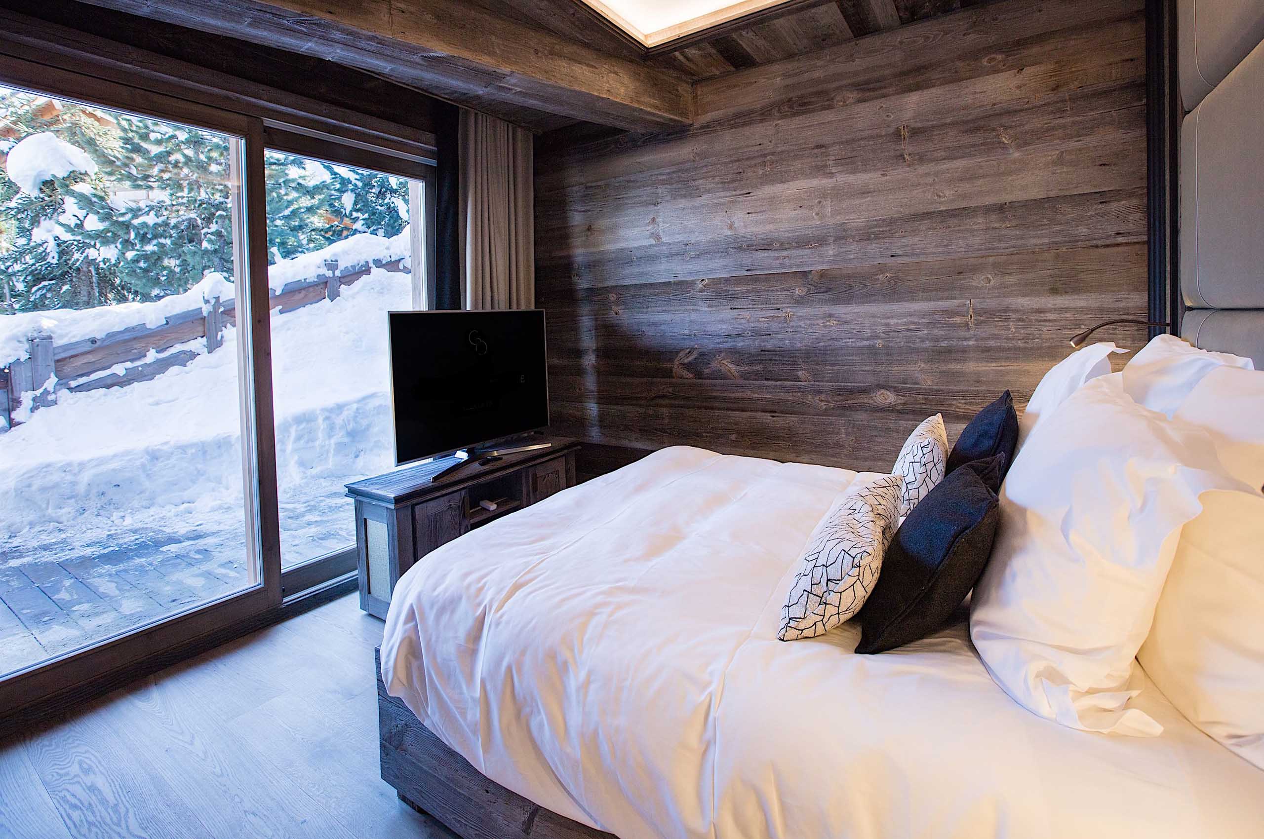 bedroom-mountainview-charming-interior-courchevel1850-luxury-chalet-rosalie-24
