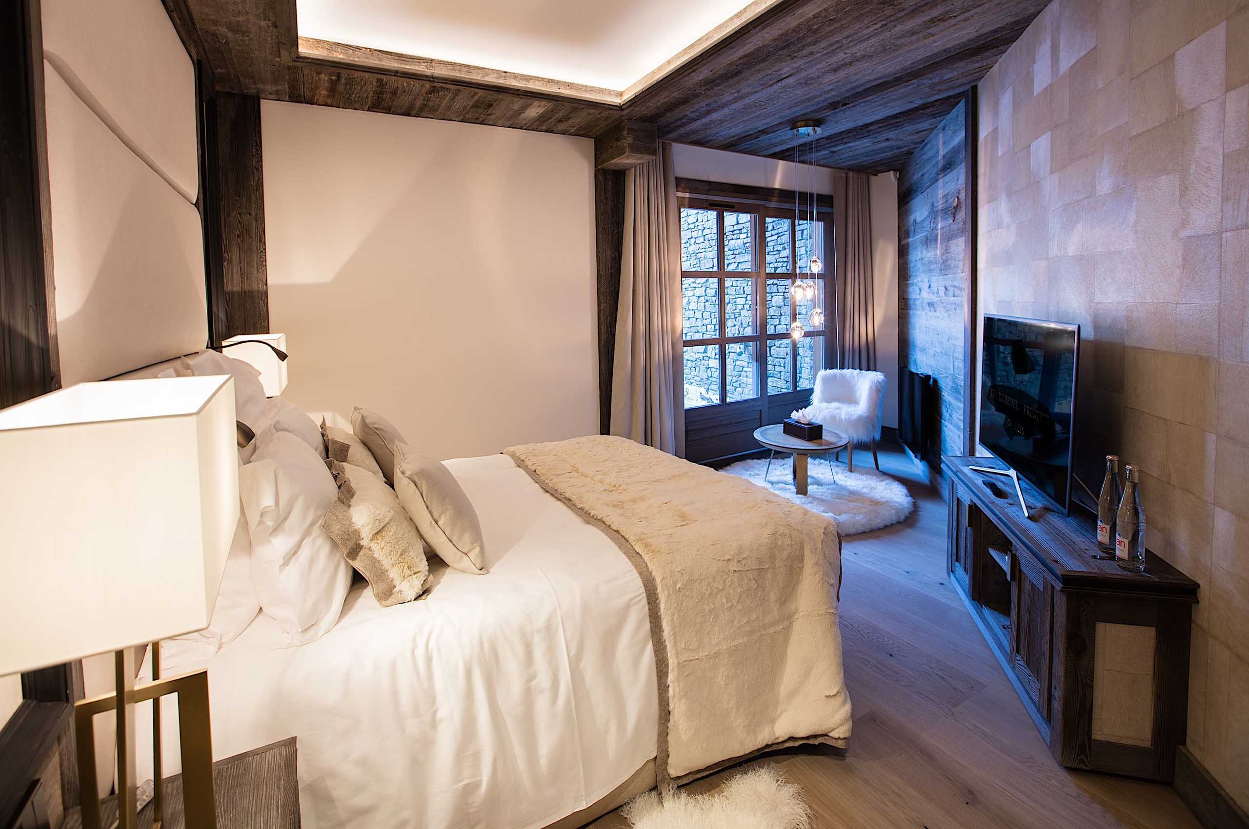 bedroom-mountainview-elegant-interiordesign-courchevel1850-luxury-chalet-rosalie-25