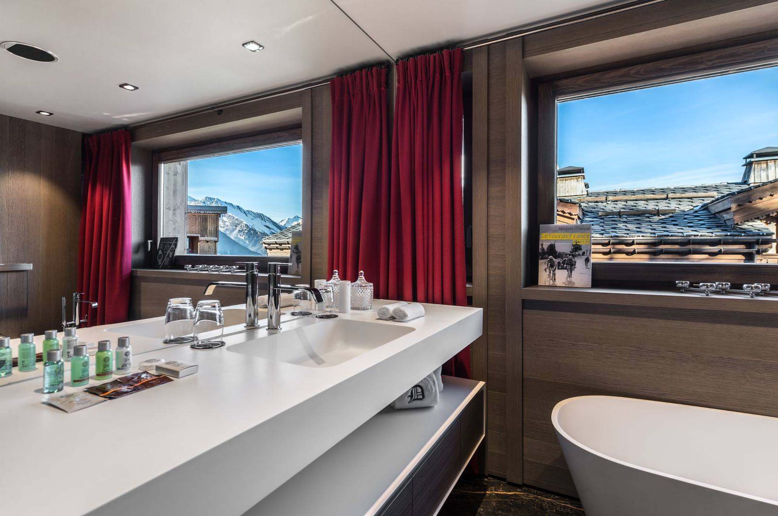 chalet-macha-bathroom-bathtub-modern-design-courchevel1850-luxury