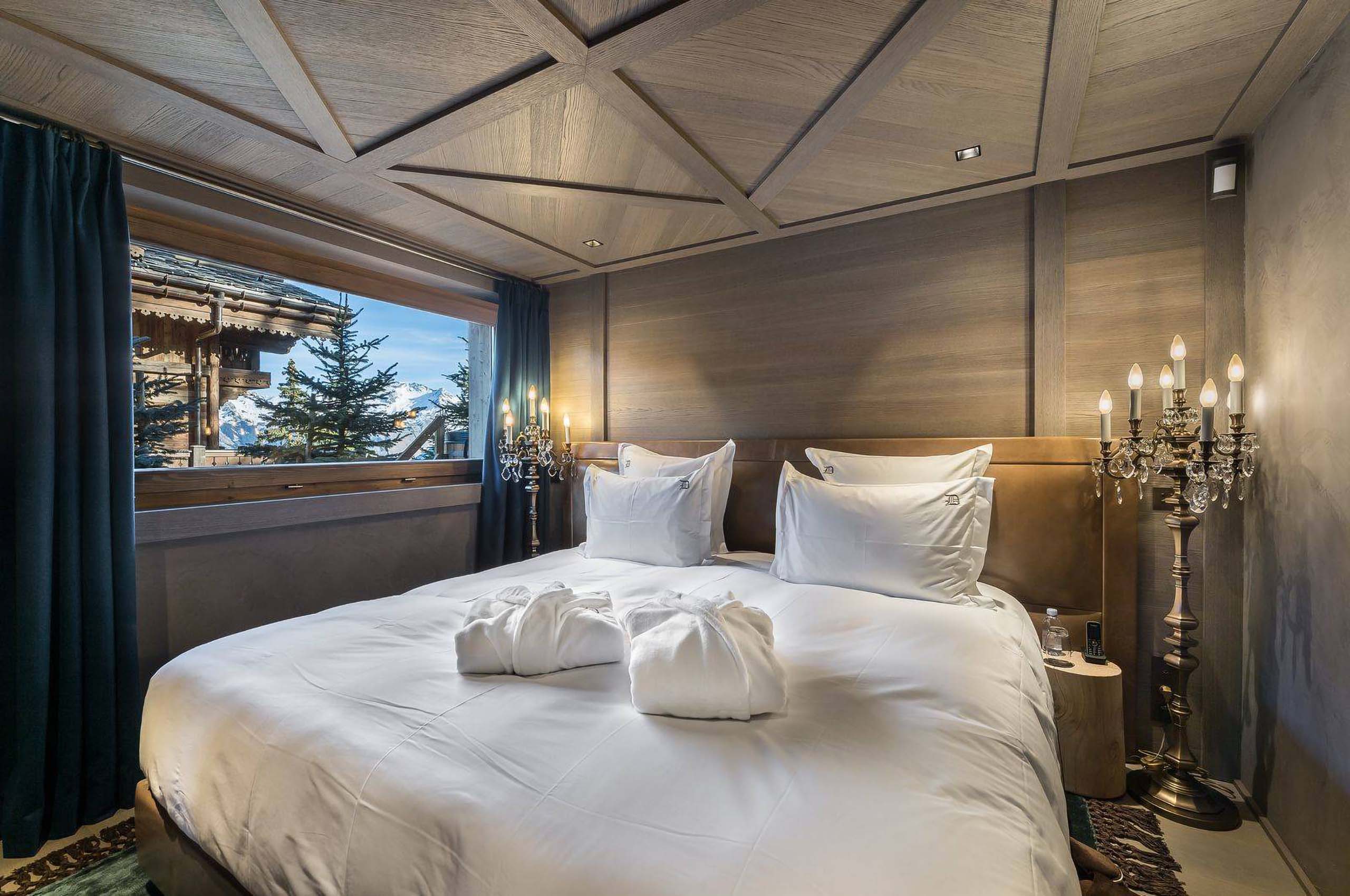 chalet-macha-bedroom-mountainview-elegant-design-courchevel1850-luxury