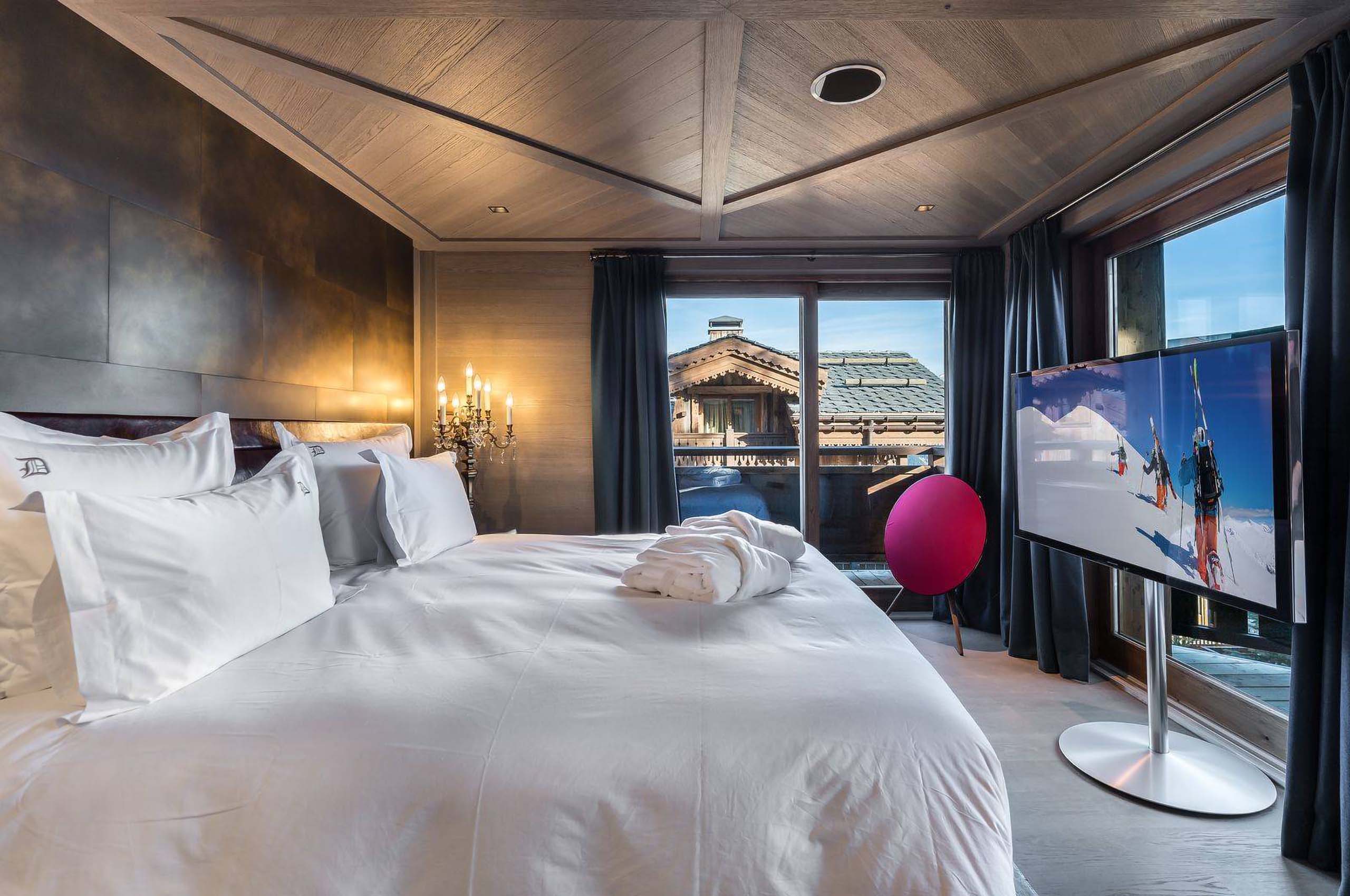chalet-macha-bedroom-tv-modern-elegant-design-courchevel1850-luxury