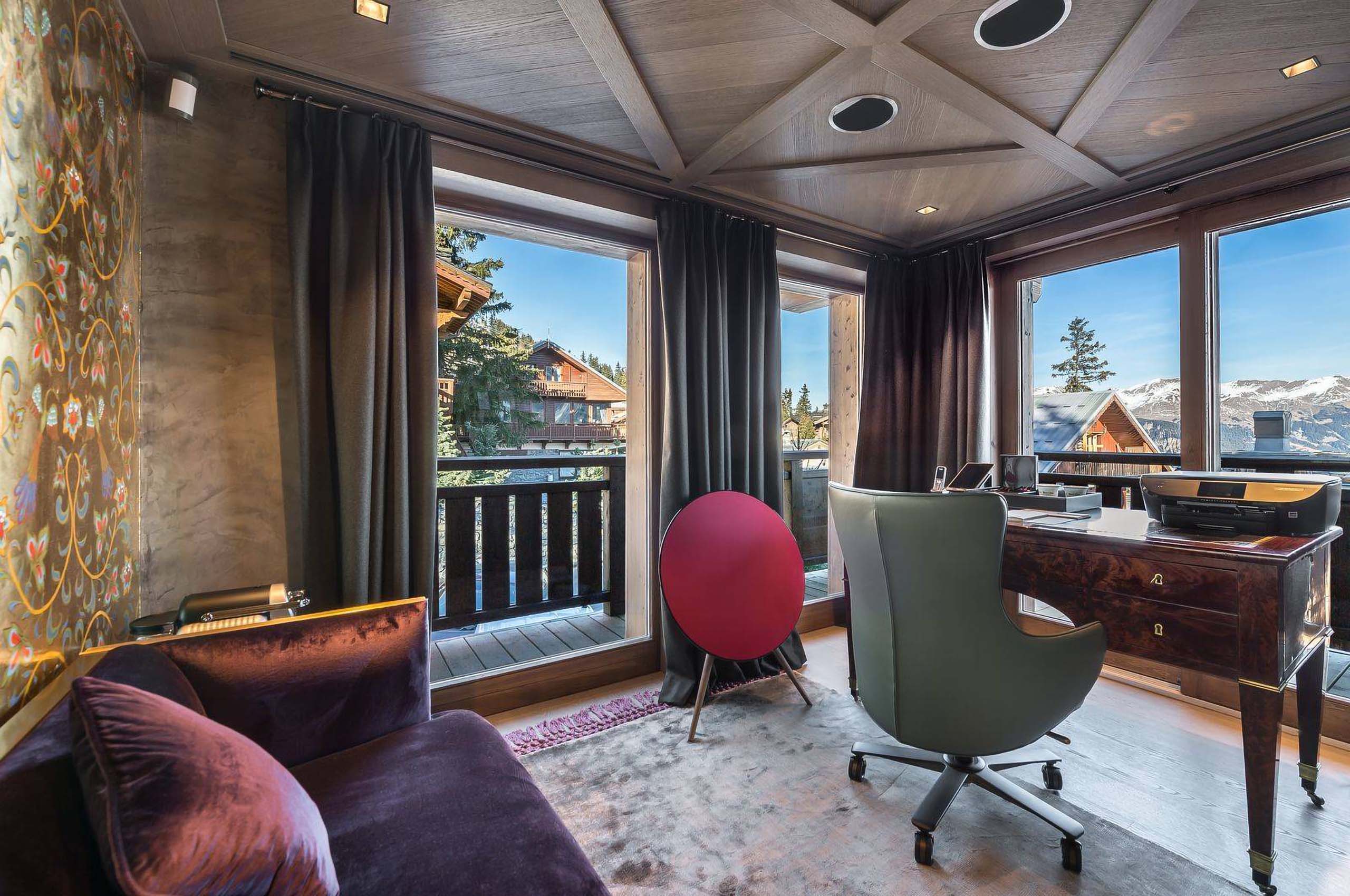 chalet-macha-desk-mountainview-elegant-interiordesign-courchevel1850-luxury