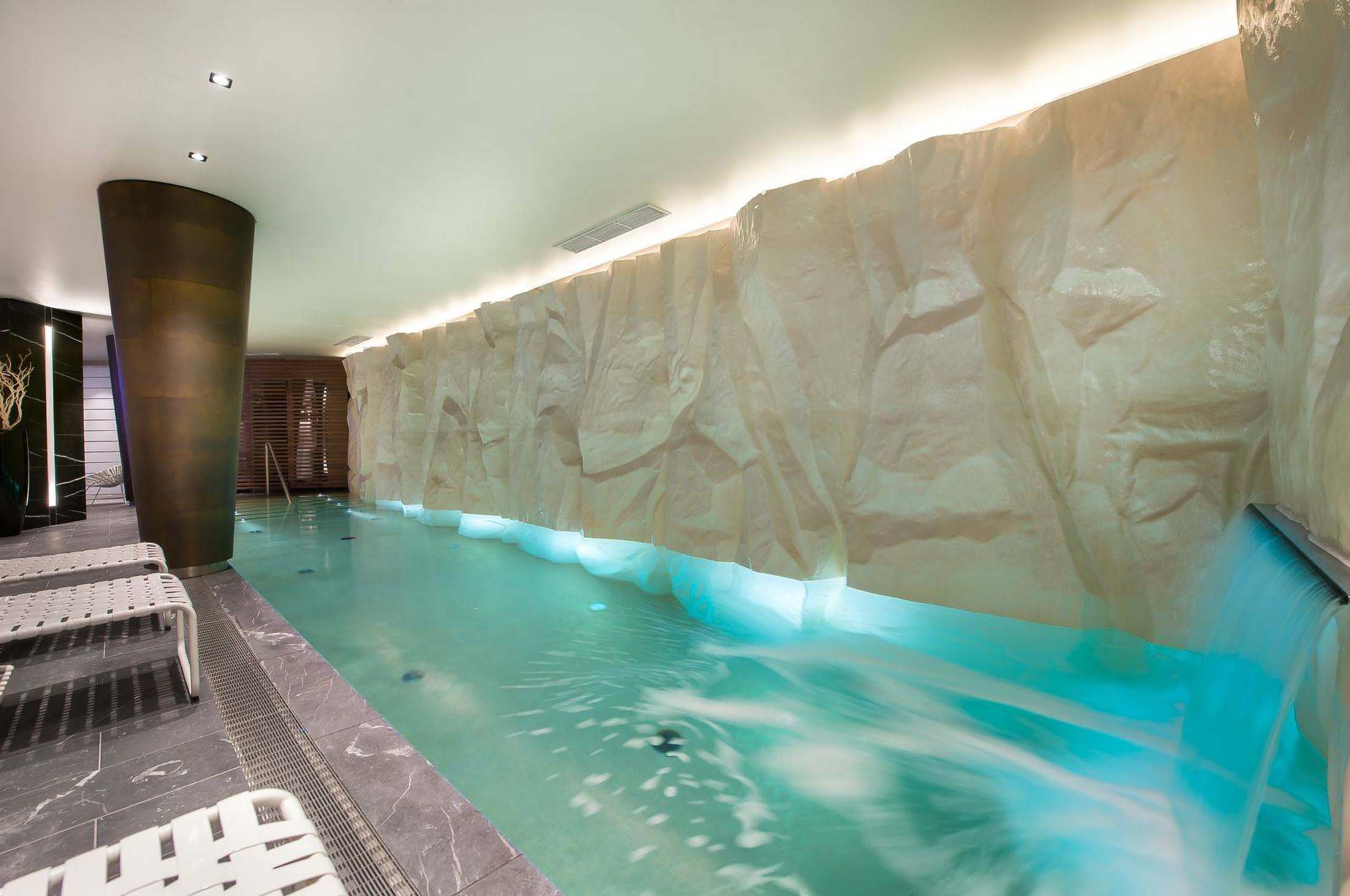 chalet-macha-indoorpool-unique-bespoke-relaxation-courchevel1850-luxury