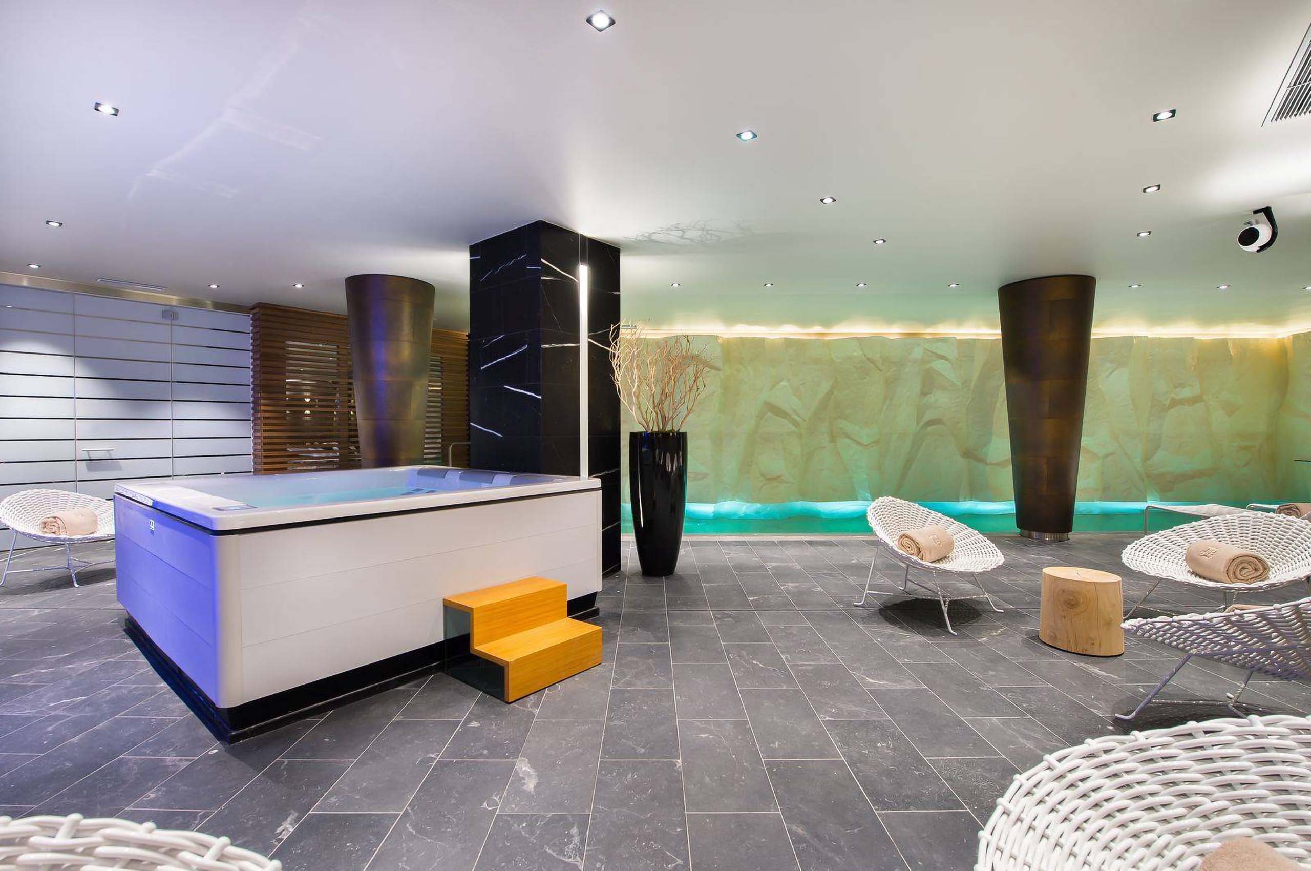 chalet-macha-spa-indoorpool-relaxation-jacuzzi-courchevel1850-luxury
