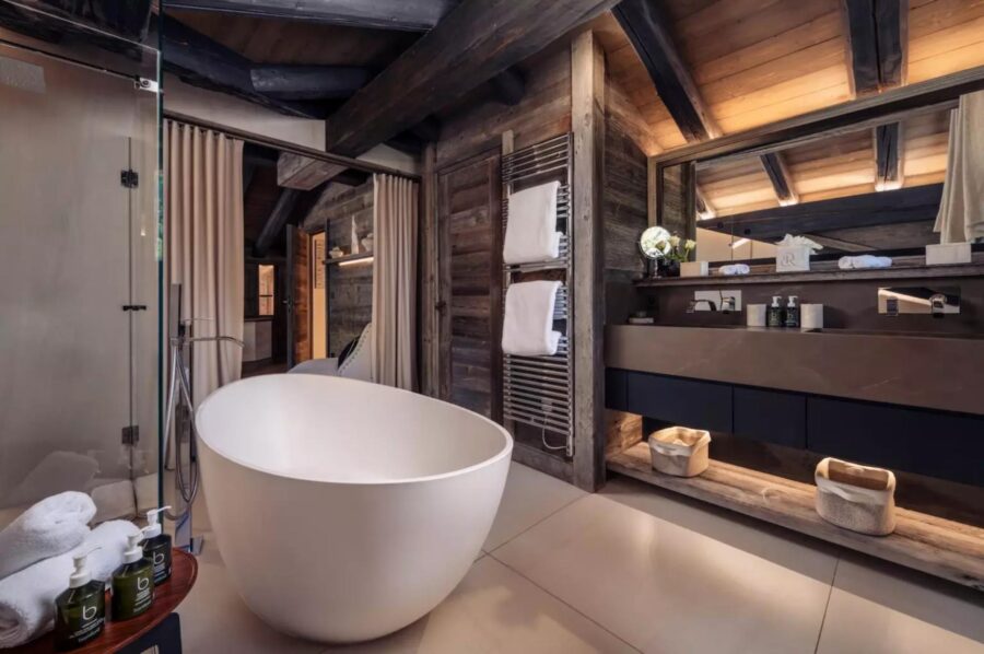 chalet-rosalie-bathroom-bathtub-double-sink-walk-in-shower-modern-luxury-courchevel1850