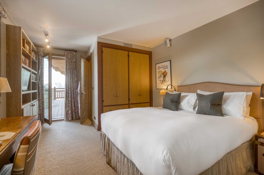 chalet-sheena-bedroom-balcony-elegant-luxury-alpine-design-courchevel1850