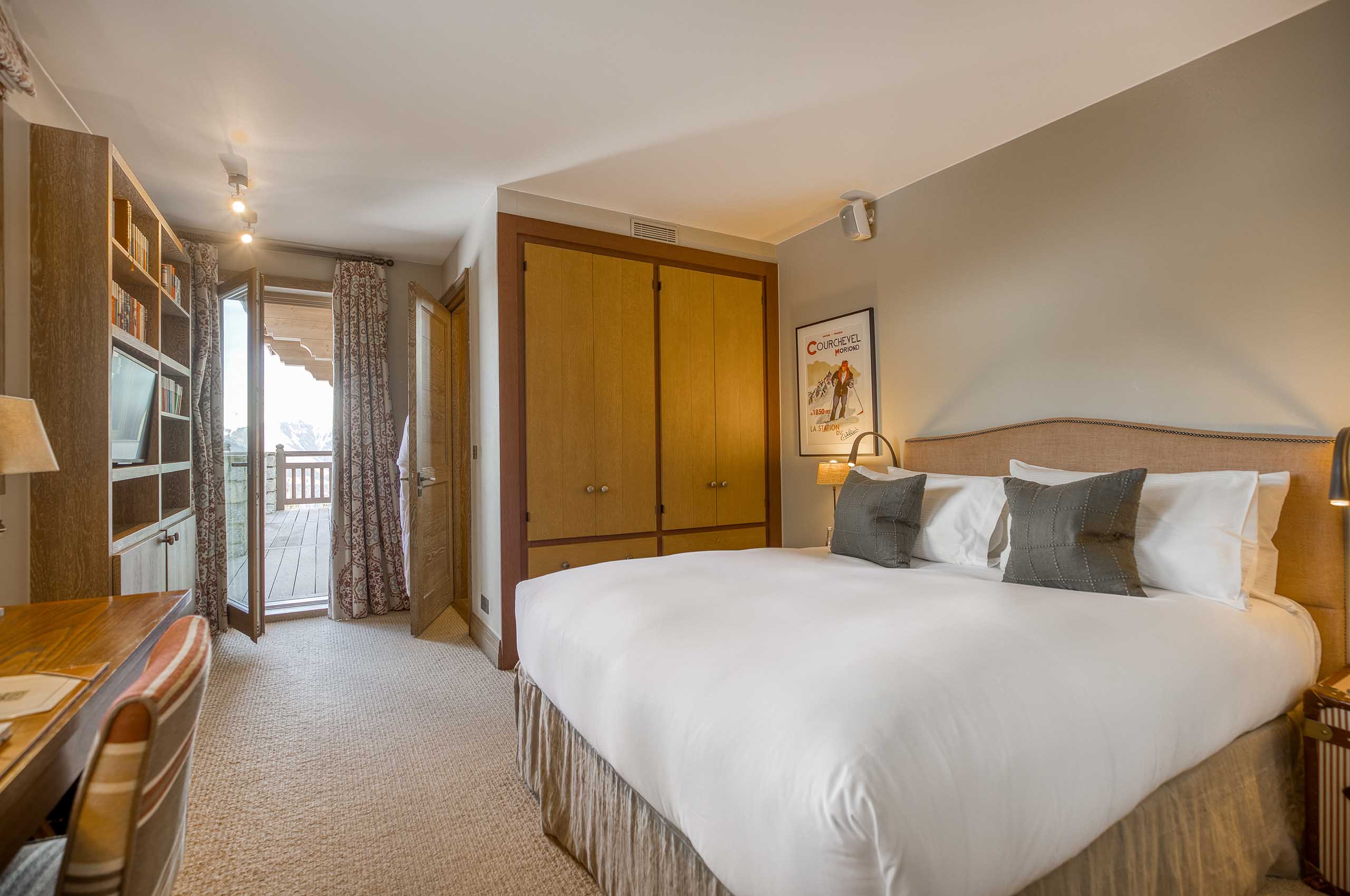 chalet-sheena-bedroom-balcony-elegant-luxury-alpine-design-courchevel1850