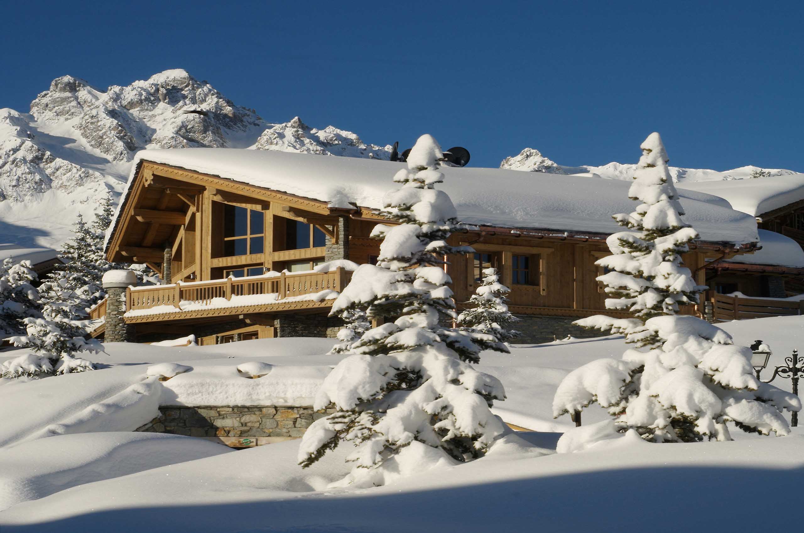 exterior-mountainview-elegant-retreat-rental-courchevel1850-luxury-chalet-rosalie-14