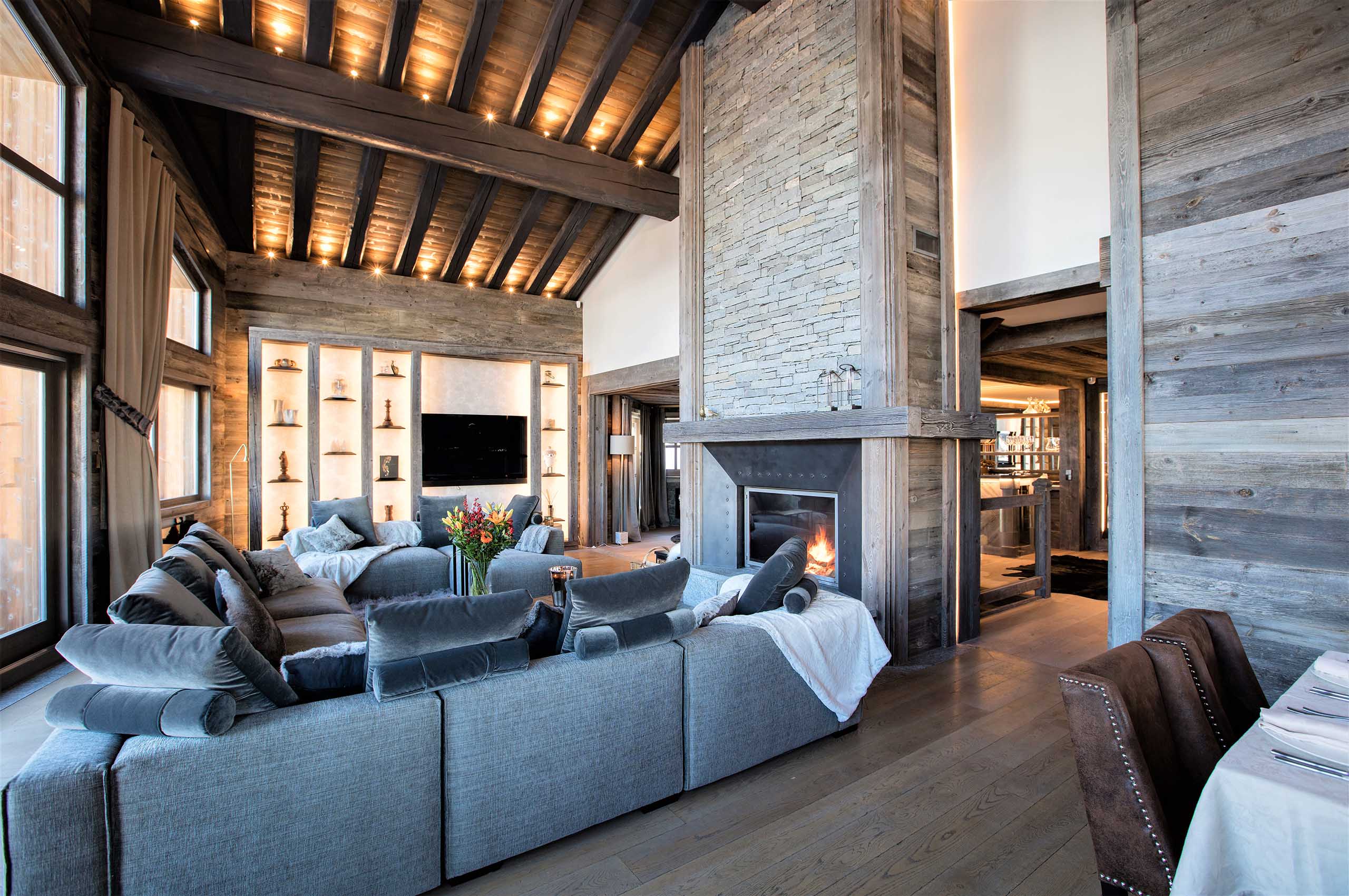 livingroom-openplan-elegant-opulent-interior-courchevel1850-luxury-chalet-rosalie-01