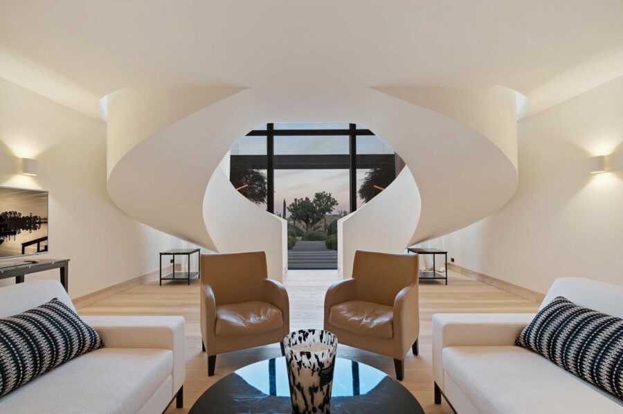 villa-Ivy-entrance-hallway-loungearea-modern-luxury-interiordesign-sttropez