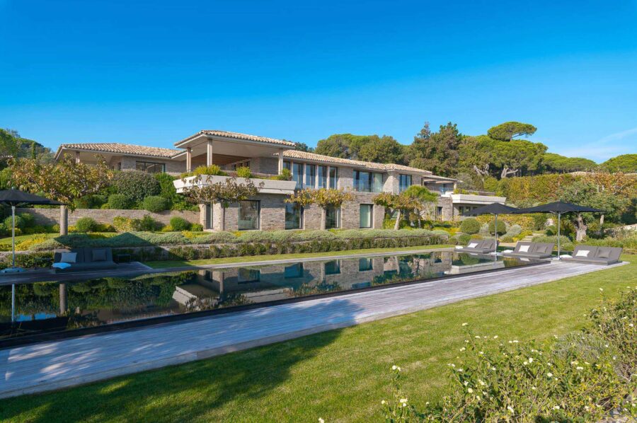 villa-Ivy-exterior-modern-luxury-retreat-garden-pool-frenchriviera-sttropez