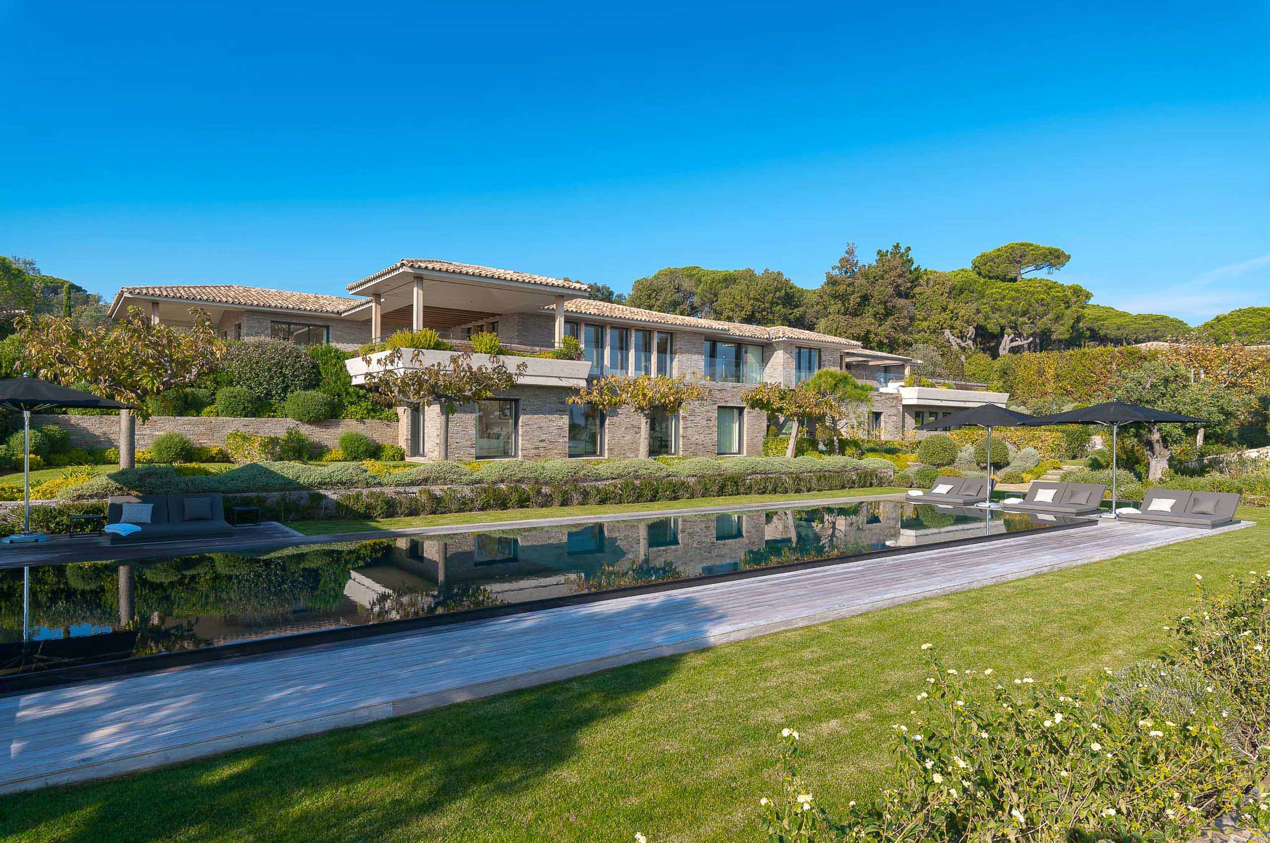 villa-Ivy-exterior-modern-luxury-retreat-garden-pool-frenchriviera-sttropez