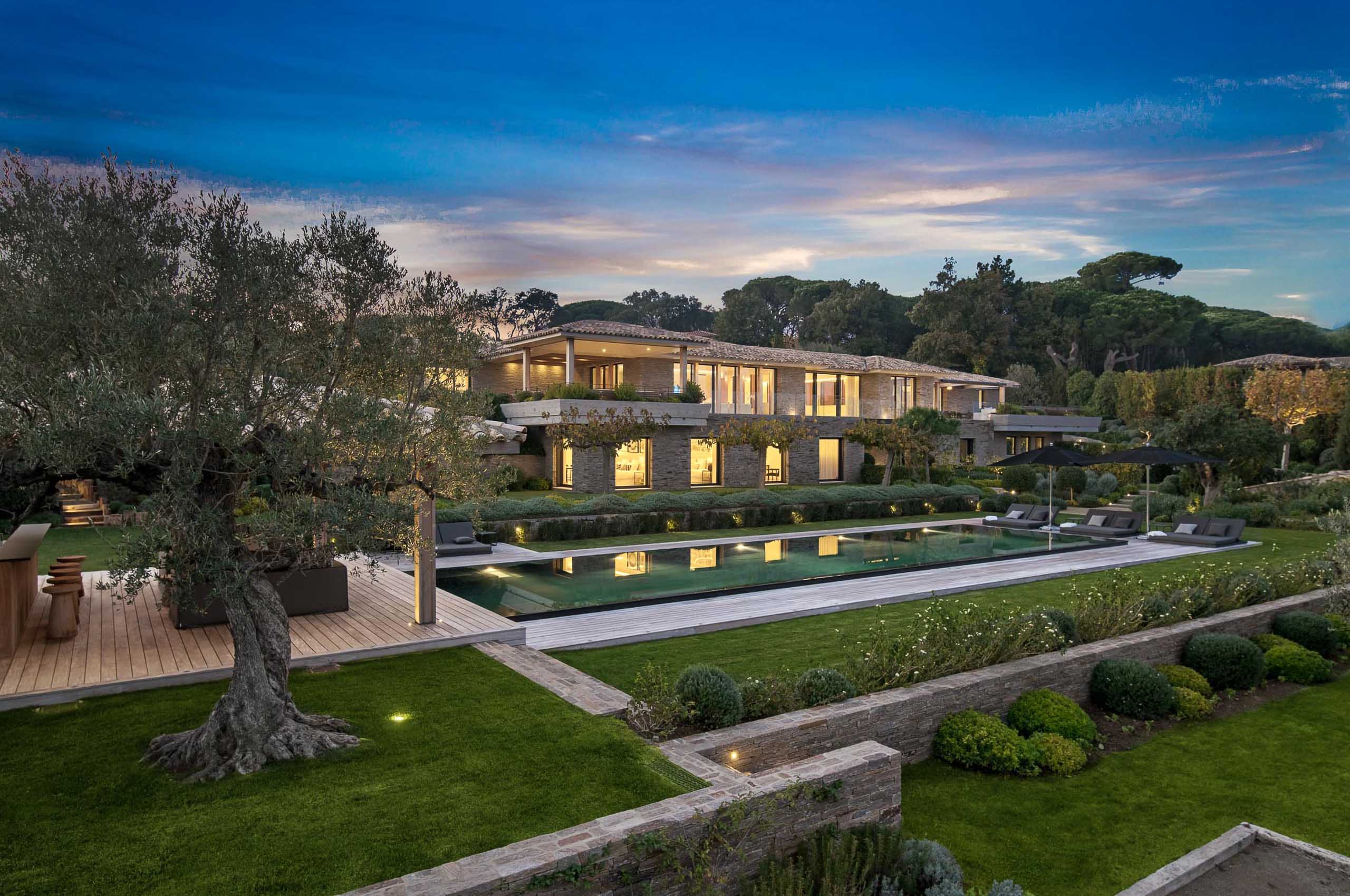 villa-Ivy-mainpage-exterior-luxury-retreat-garden-pool-sttropez