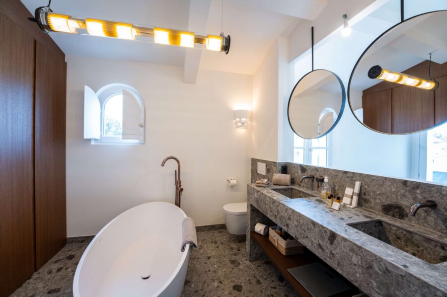 villa-ally-bathroom-doublesink-marble-modern-elegant-stylish-luxury-sttropez