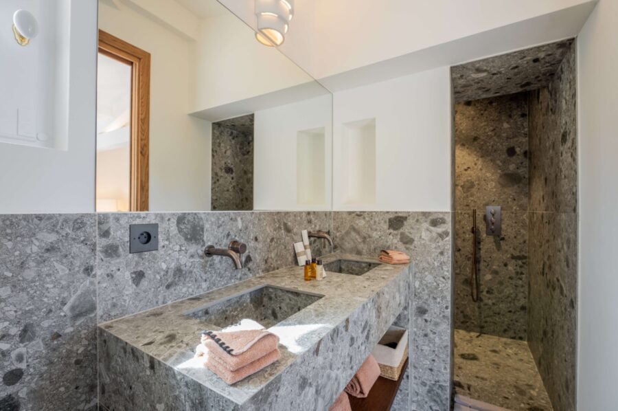 villa-ally-bathroom-doublesink-shower-marble-modern-sleek-design-luxury-sttropez