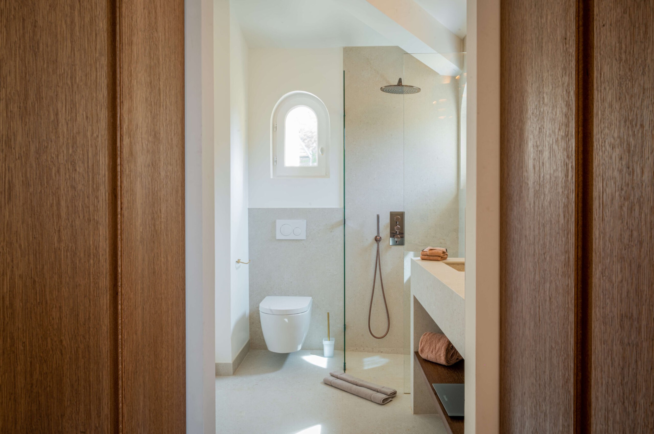villa-ally-bathroom-shower-toilet-sleek-modern-design-luxury-sttropez