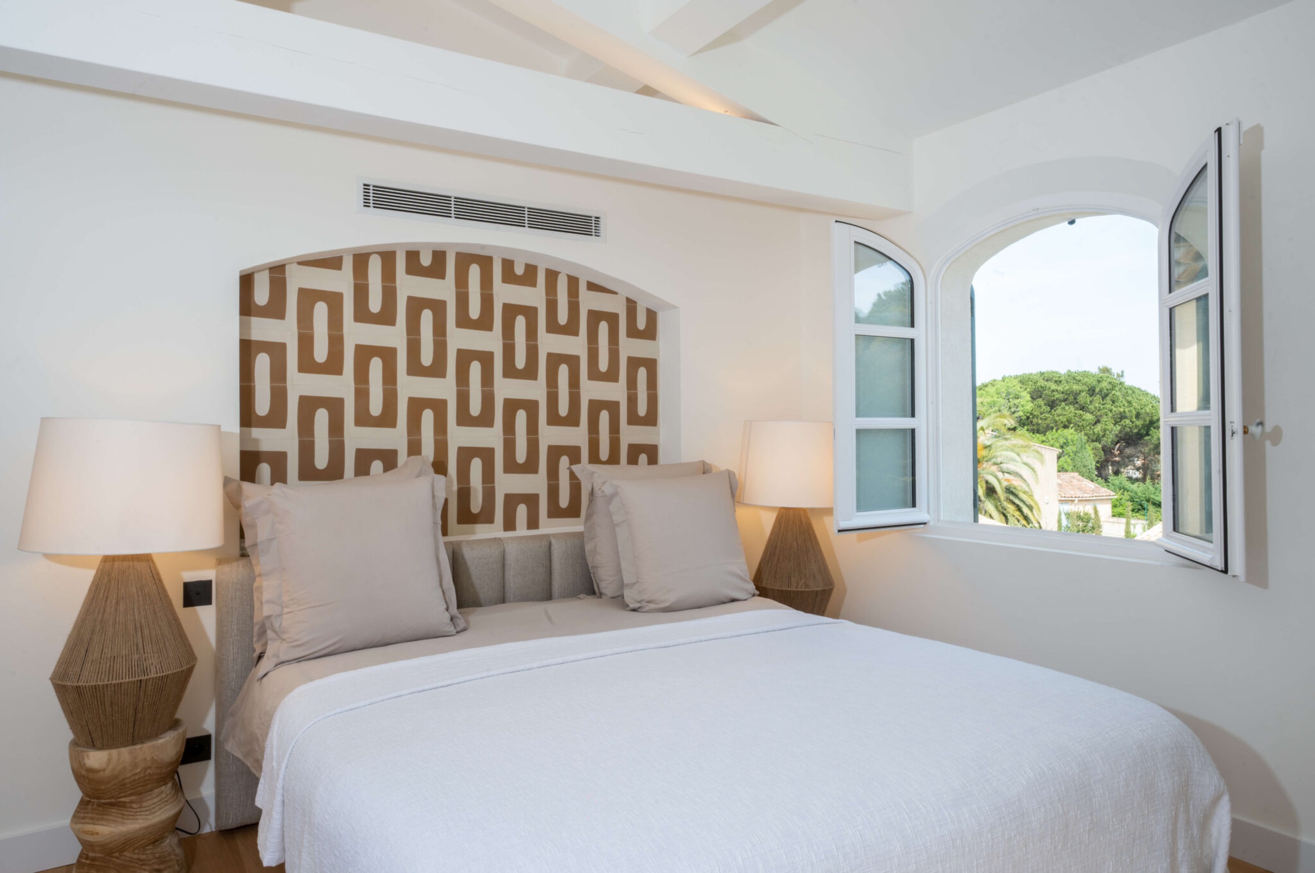 villa-ally-bedroom-gardenview-modern-bright-stylish-design-chic-luxury-sttropez