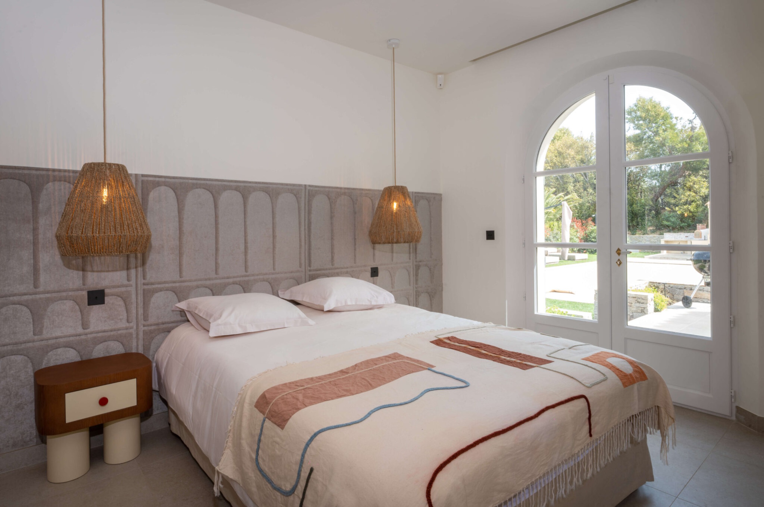 villa-ally-bedroom-gardenview-modern-elegant-stylish-luxury-design-sttropez