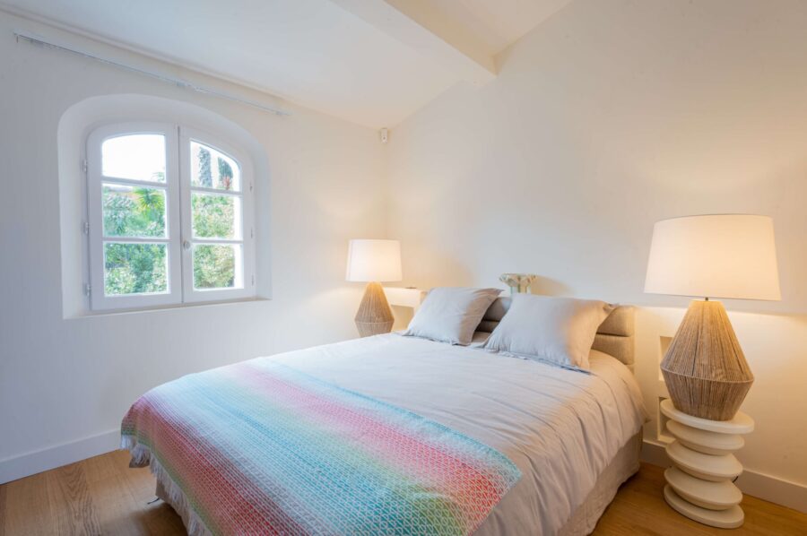 villa-ally-bedroom-modern-bright-spacious-stylish-luxury-rental-retreat-sttropez