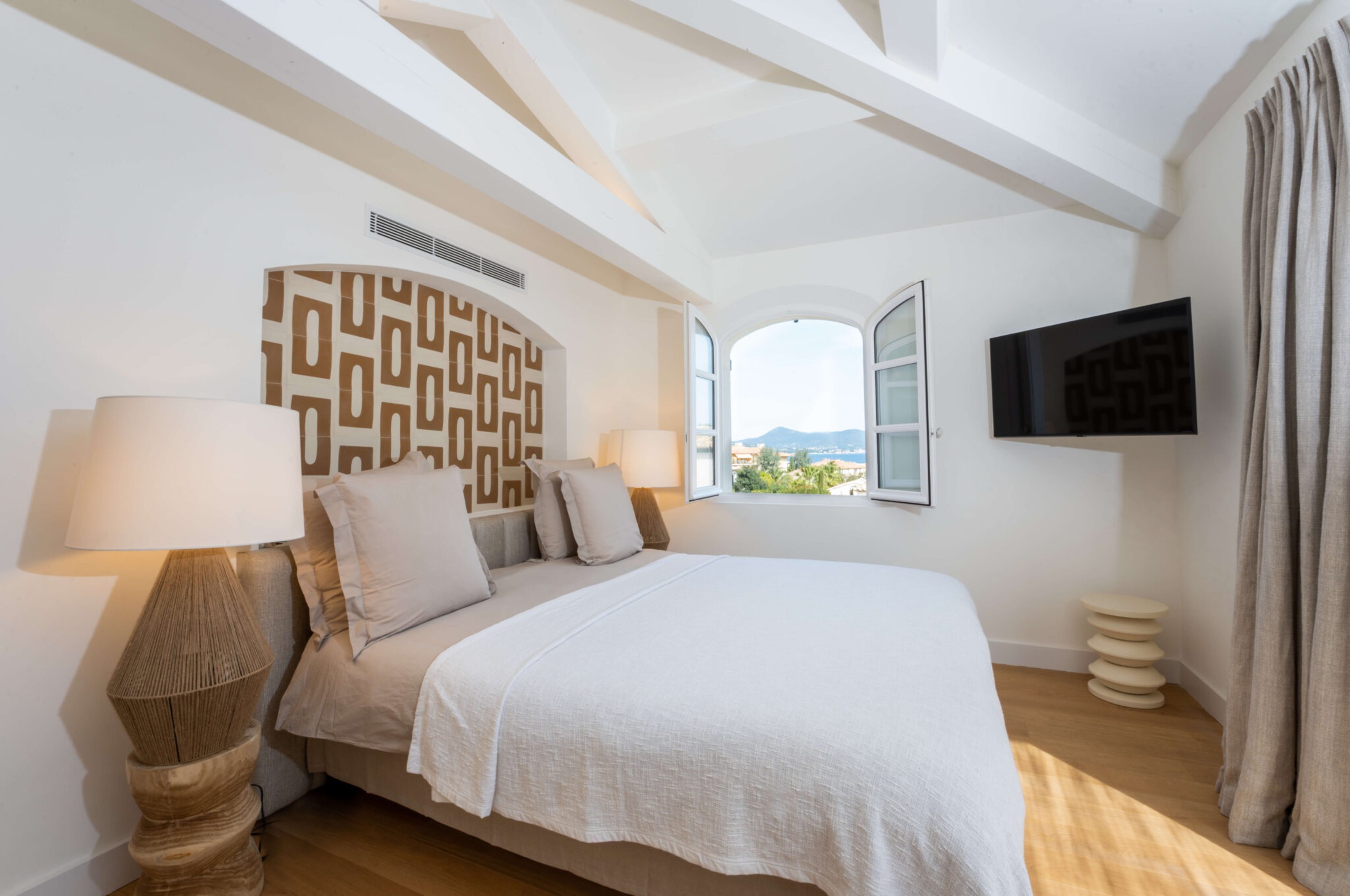 villa-ally-bedroom-seaview-modern-stylish-chic-luxury-design-sttropez