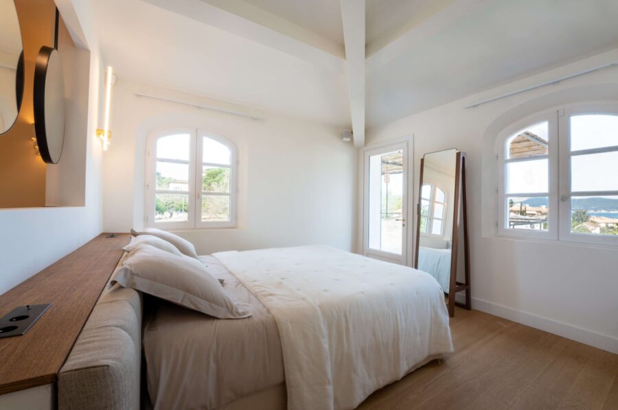 villa-ally-bedroom-seaviews-mountainviews-bright-chic-modern-interiordesign-luxury-sttropez