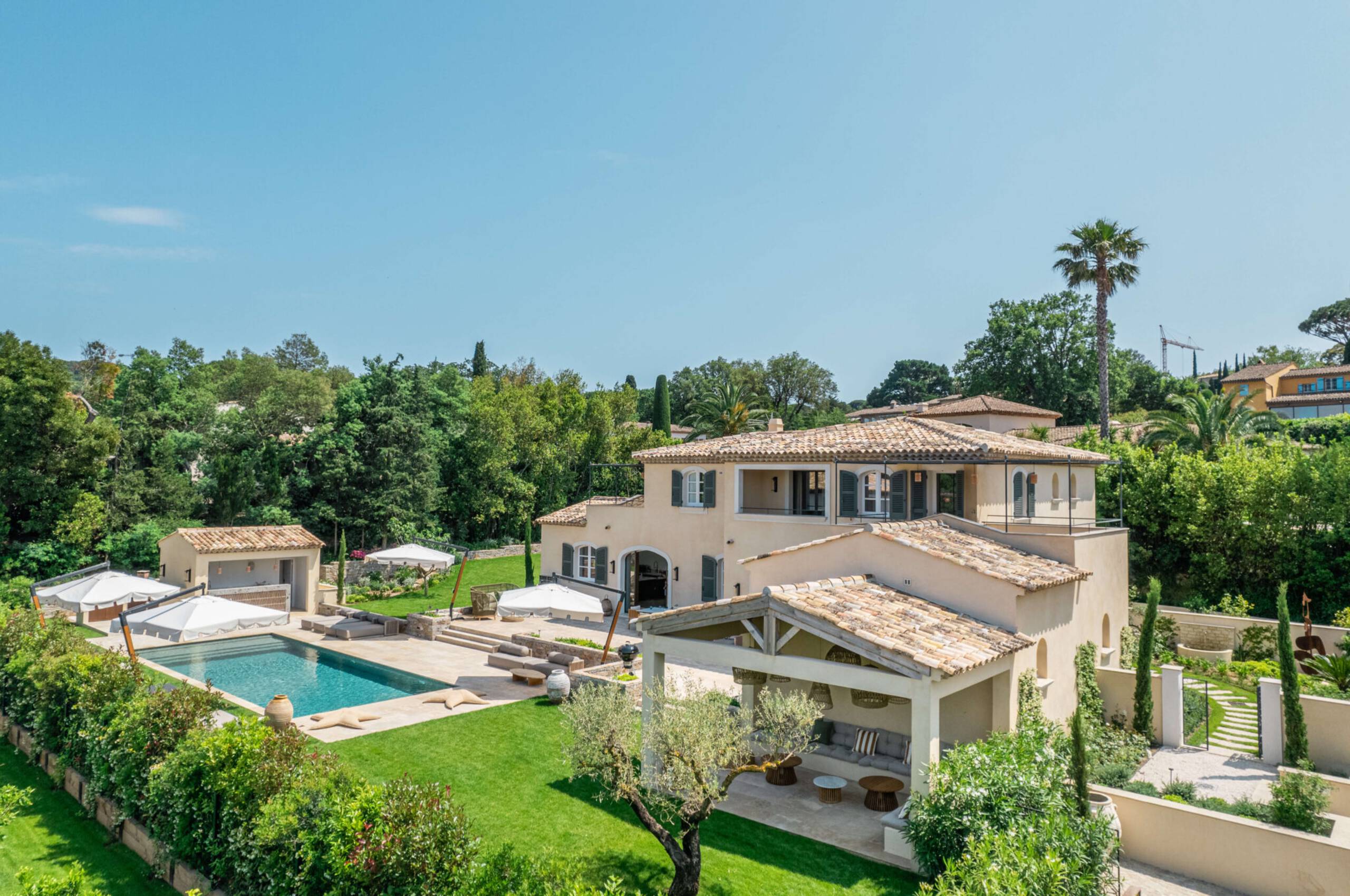 villa-ally-exterior-lush-garden-paradise-luxury-rental-retreat-sttropez