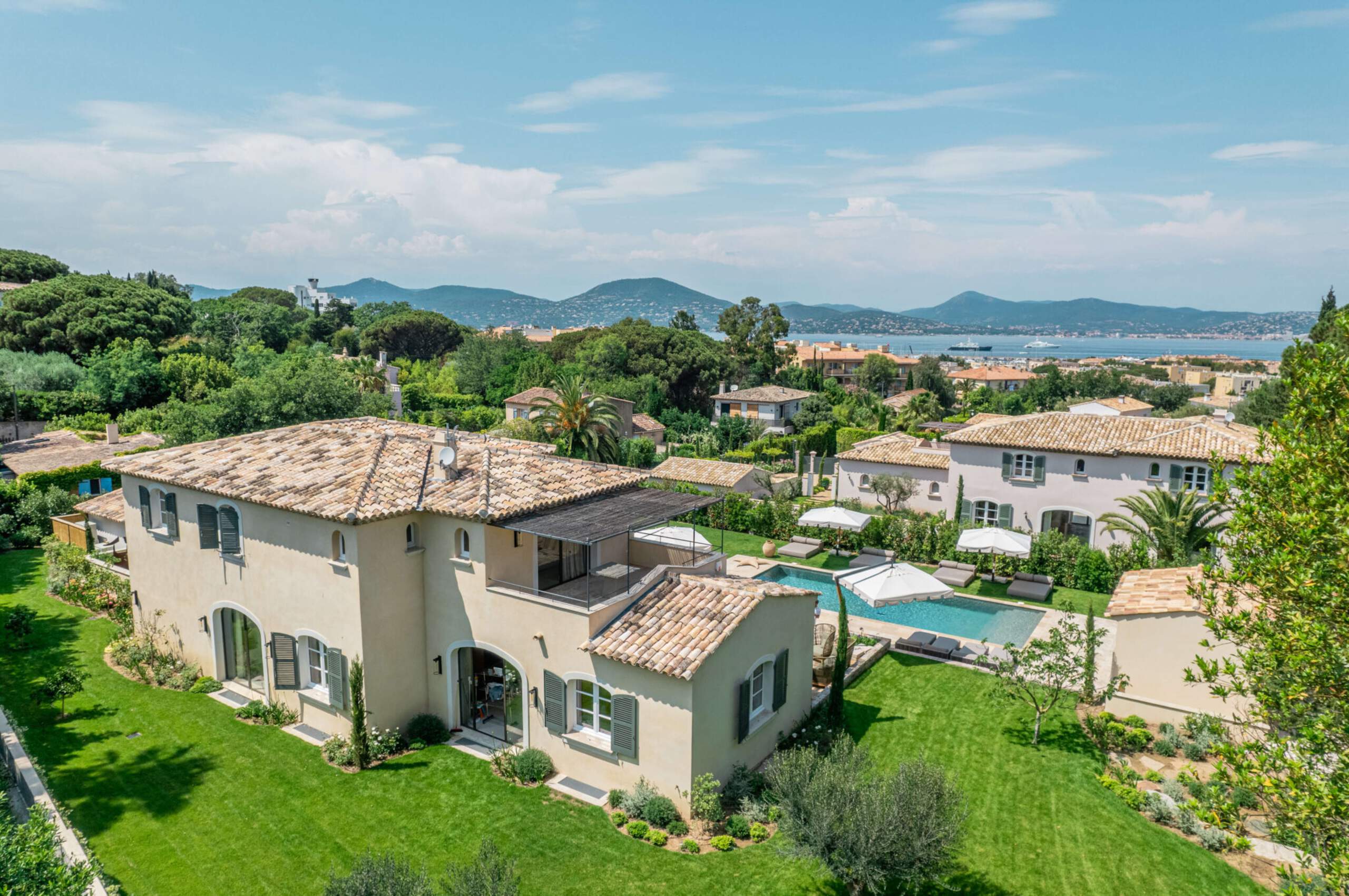 villa-ally-exterior-seaview-lush-tropical-garden-luxury-rental-retreat-swimmingpool-sttropez