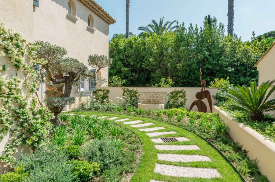 villa-ally-garden-path-tropical-lush-paradise-luxury-rental-retreat-sttropez