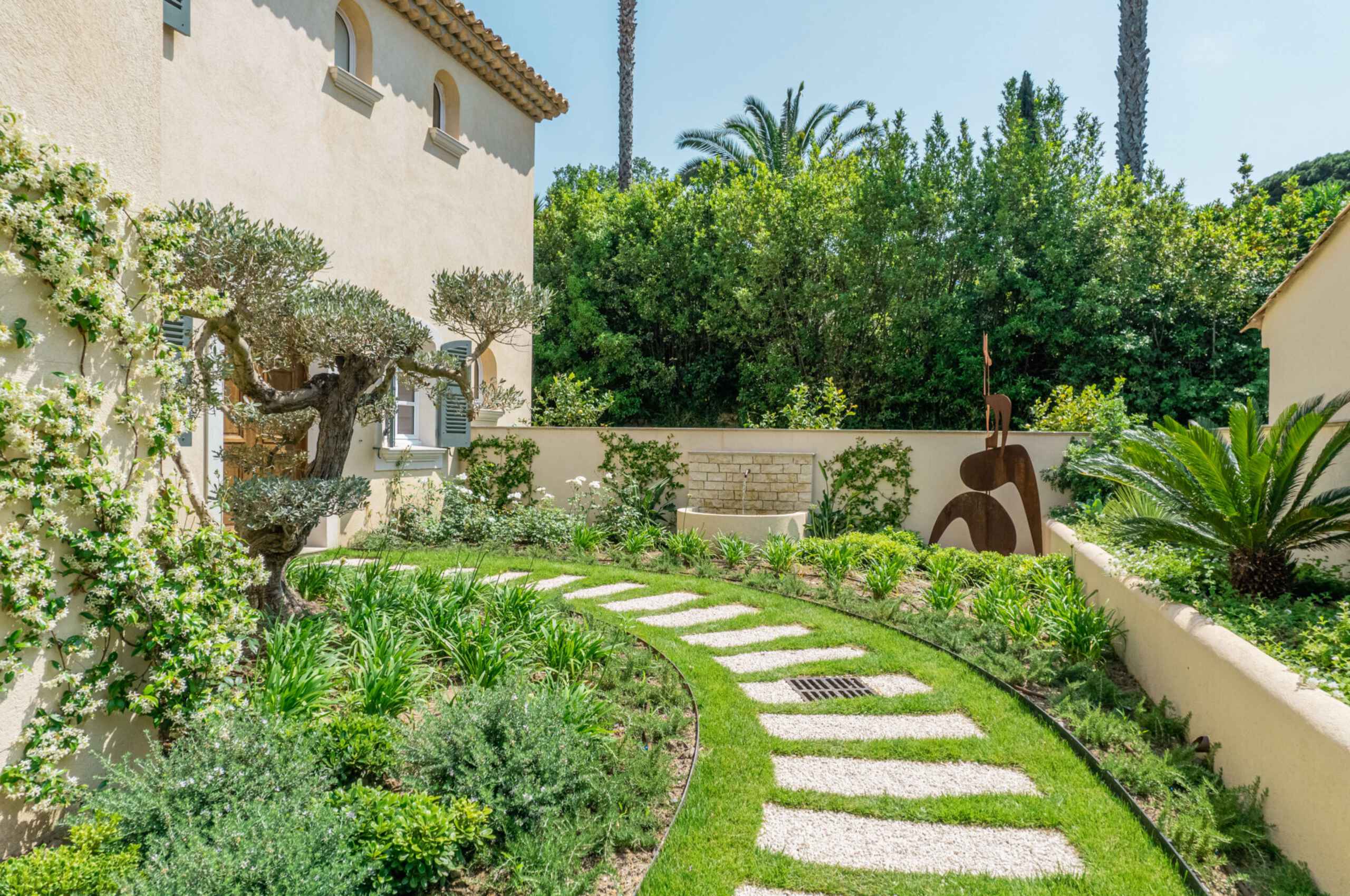 villa-ally-garden-path-tropical-lush-paradise-luxury-rental-retreat-sttropez