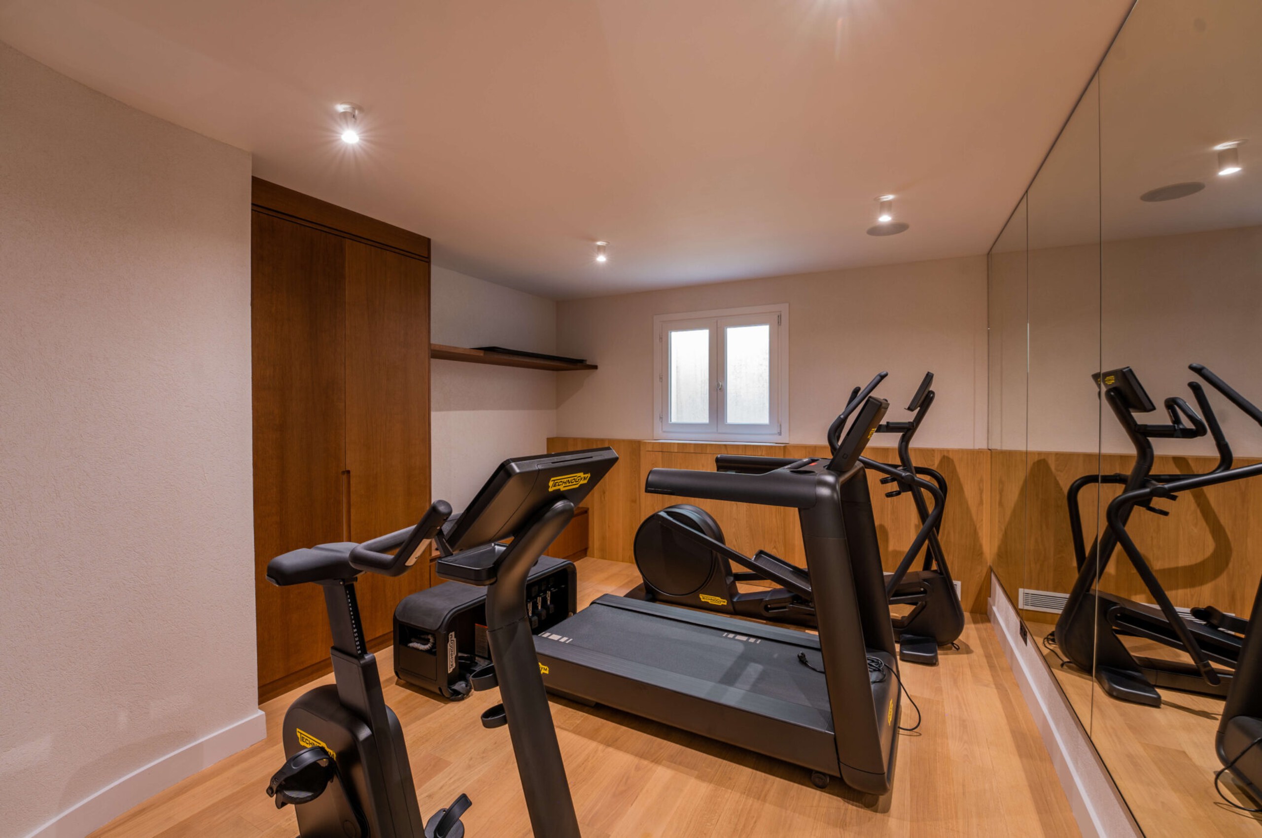 villa-ally-gym-fitness-suite-workout-wellness-luxury-rental-retreat-sttropez