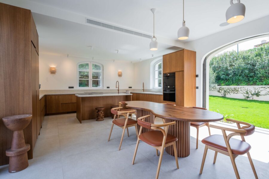 villa-ally-kitchen-diningroom-sleek-modern-design-garden-access-luxury-rental-sttropez