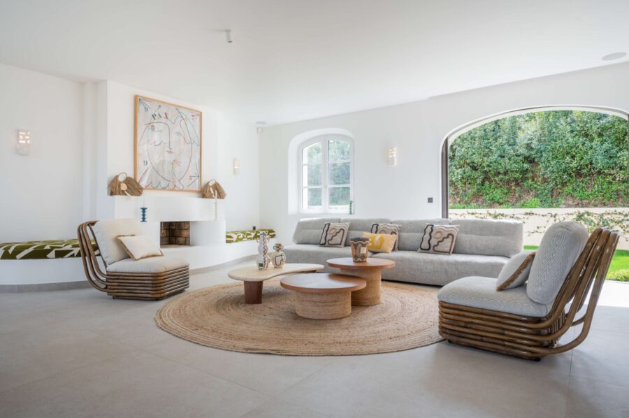 villa-ally-livingroom-lounge-gardenview-stylish-modern-unique-design-luxury-sttropez