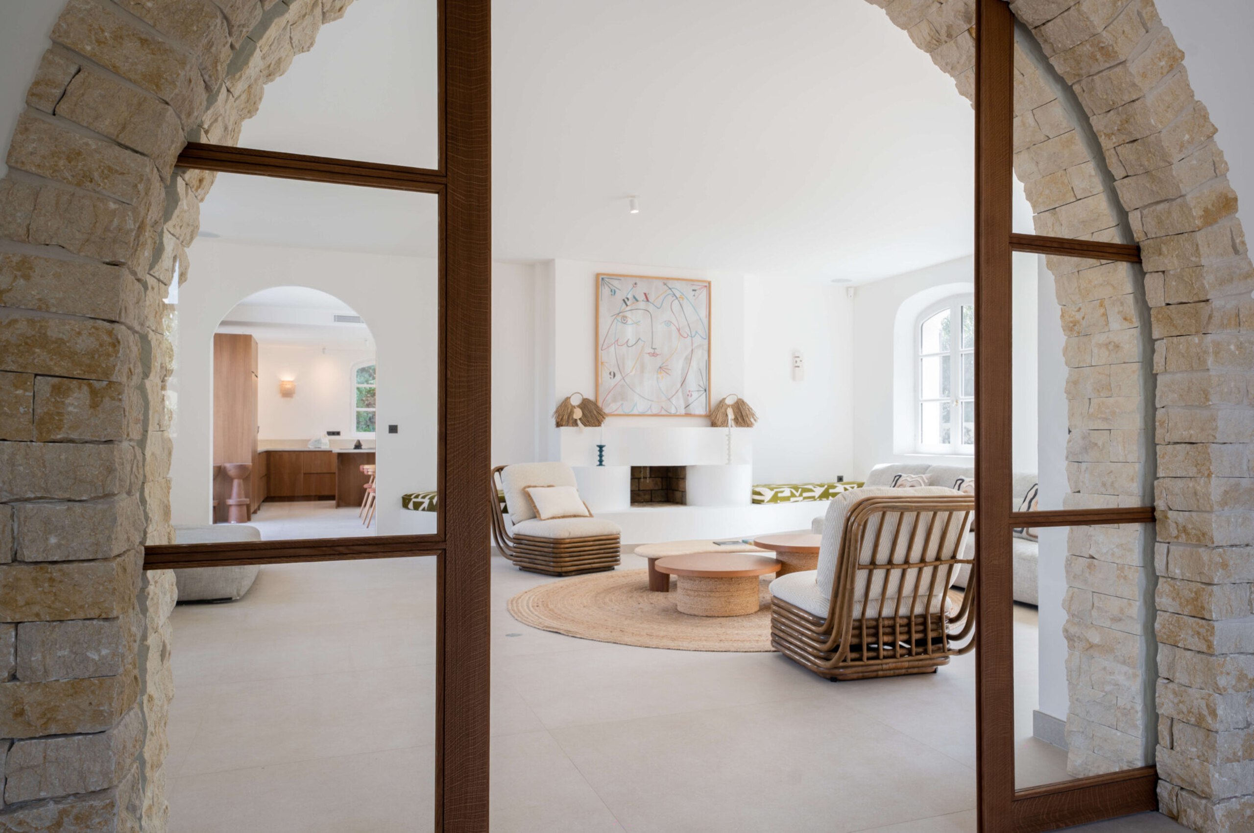 villa-ally-livingroom-lounge-openplan-bright-modern-stylish-interior-luxury-design-sttropez